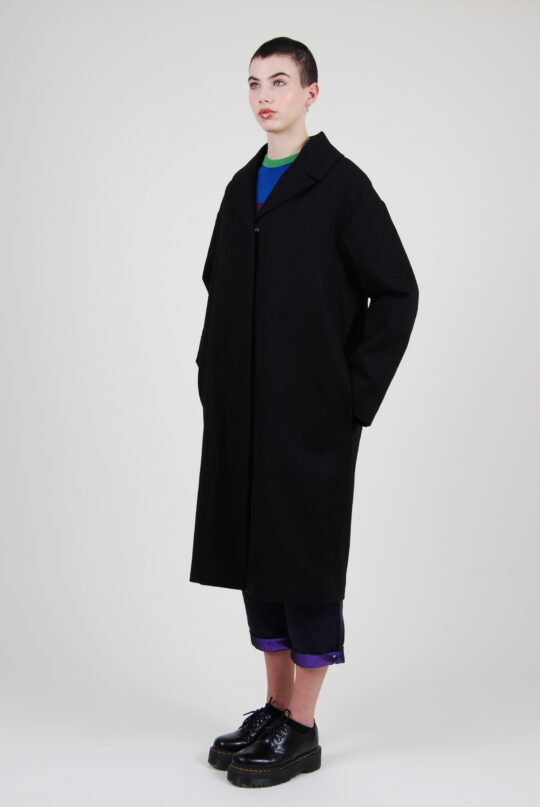 Le mannequin porte le manteau Chloé conçu en coton upcycling issu des Maisons de Haute-Couture Française