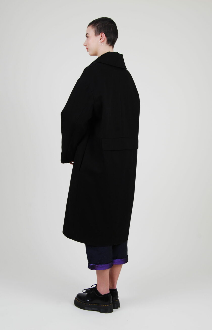 Vue de profil sur le manteau Chloé conçu en coton upcycling issu des Maisons de Haute-Couture Française