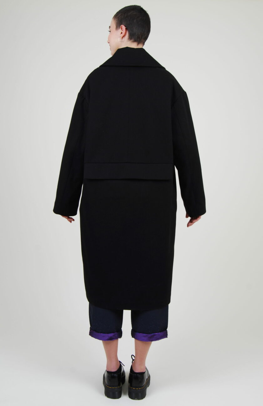 Vue de dos sur le manteau Chloé conçu en coton upcycling issu des Maisons de Haute-Couture Française