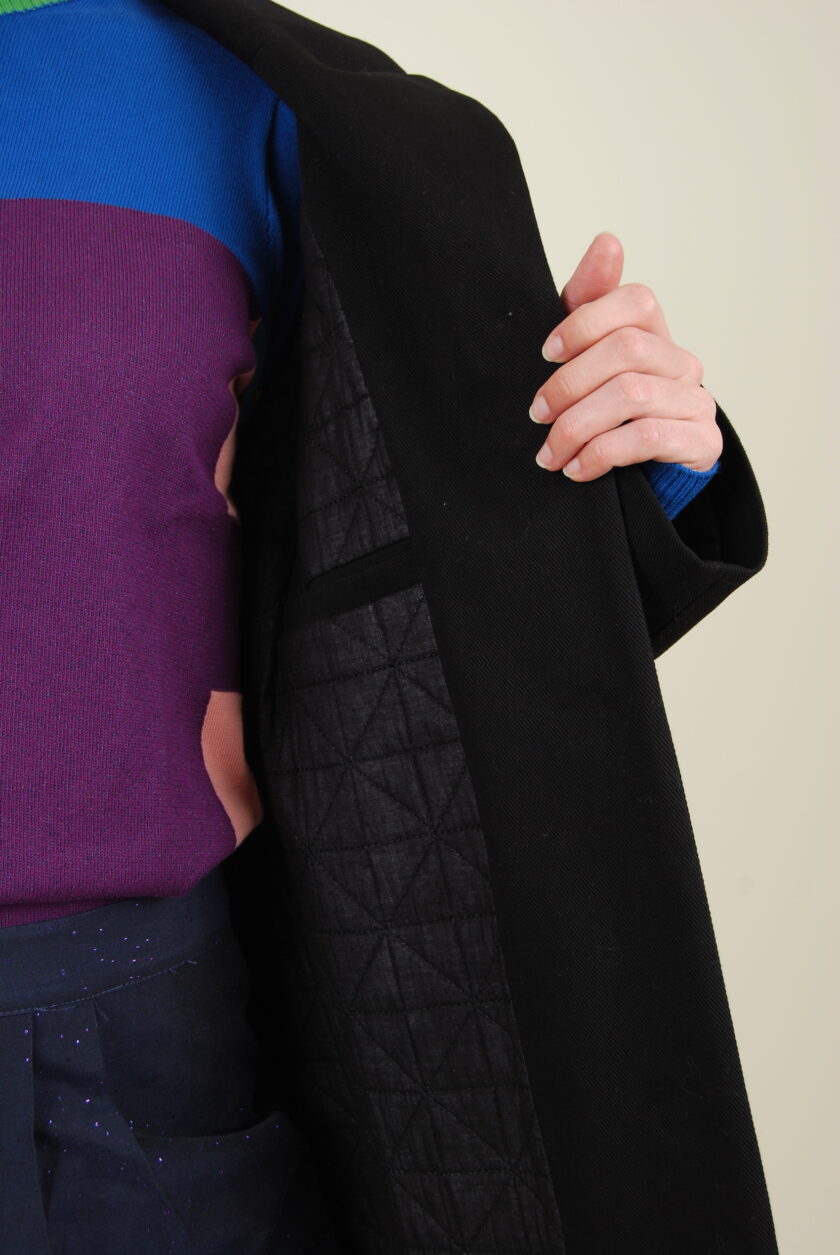 Vue de près sur le manteau Chloé conçu en coton upcycling issu des Maisons de Haute-Couture Française
