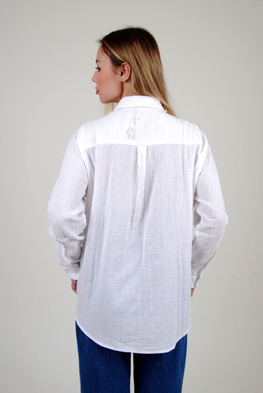 Vue de dos sur la chemise vegan BIS conçue en gaze de coton biologique certifiée GOTS et brodée main