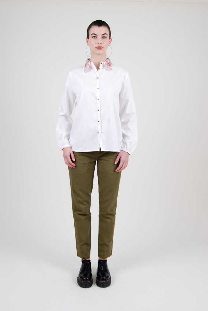 Le mannequin porte la chemise Ami conçue avec du coton biologique éco-responsable brodée main