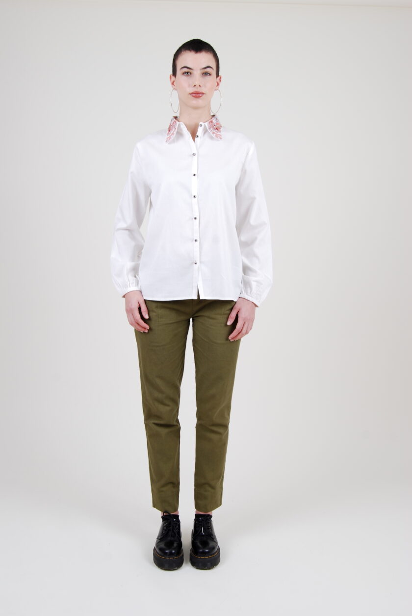 Le mannequin porte la chemise Ami conçue avec du coton biologique éco-responsable brodée main