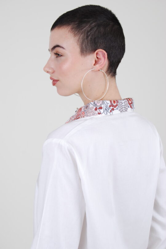Vue de profil sur la chemise Ami en coton biologique brodée à la main