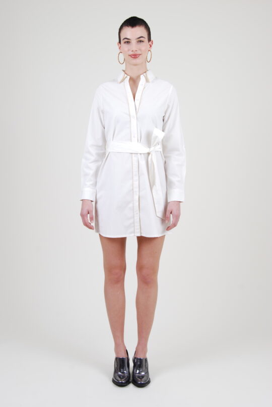 Le mannequin porte la robe chemise éco-responsable Avika White conçue en coton biologique certifié GOTS