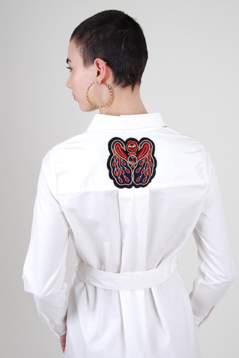 Vue de dos sur les détails brodés main de la robe chemise Avika White conçue en coton biologique éco-responsable