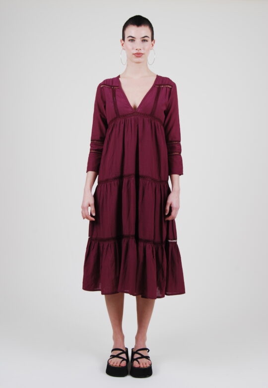 Le mannequin porte la robe éco-responsable Ally en fibres de soja biologique de la marque de vêtements vegan Lo Neel
