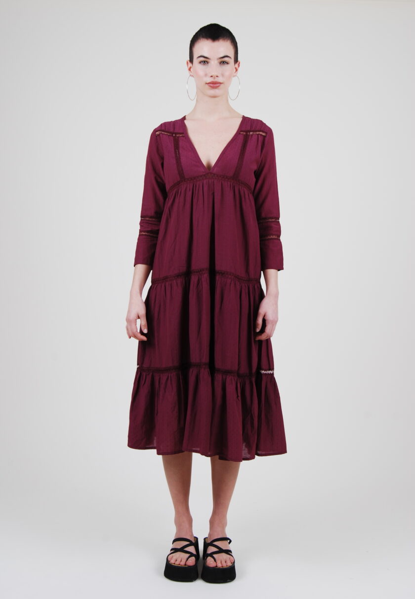 Le mannequin porte la robe éco-responsable Ally en fibres de soja biologique de la marque de vêtements vegan Lo Neel