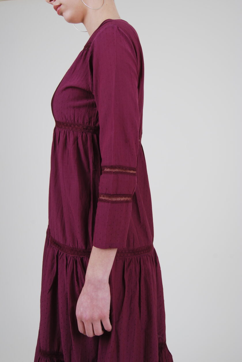 Vue de profil sur la robe éco-responsable Ally en fibres de soja biologique de la marque de vêtements vegan Lo Neel