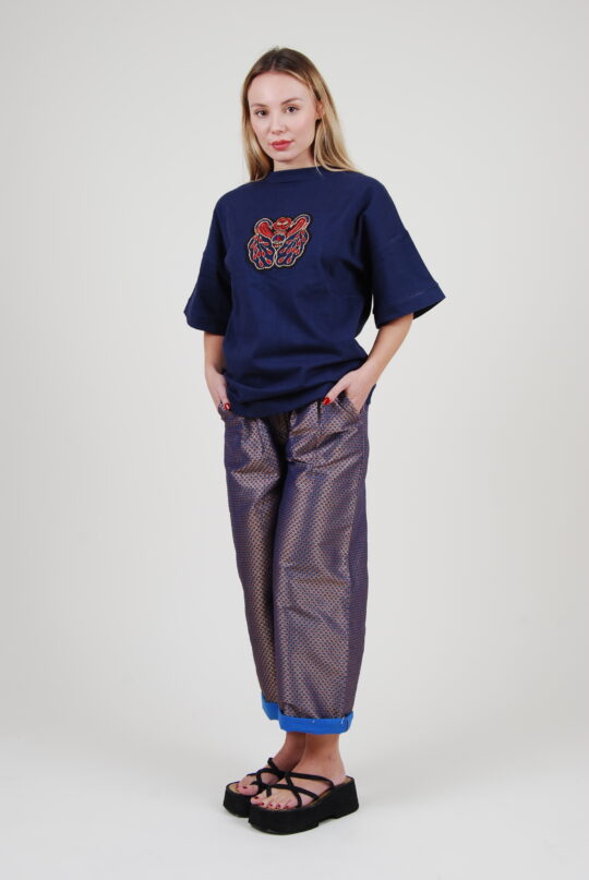 Le mannequin porte le tee-shirt éco-responsable BIBI BLUE conçu en coton biologique certifié GOTS