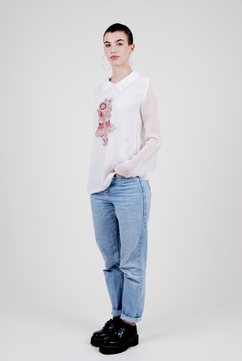 Vue de profil sur la chemise éco-responsable ANNA en viscose FSC et sa broderie main fleurs et paons