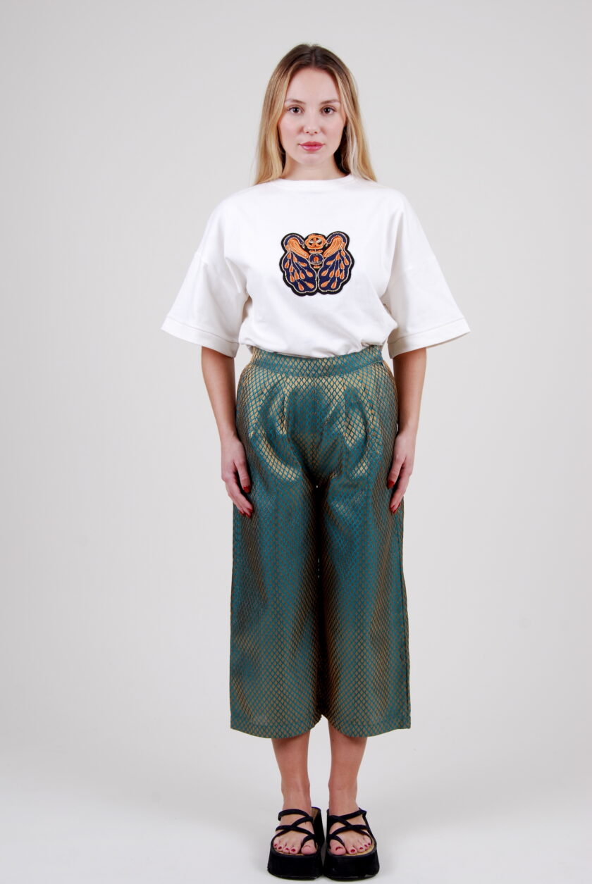 Le mannequin porte le pantalon large Aloa, éco-responsable en polyester recyclé