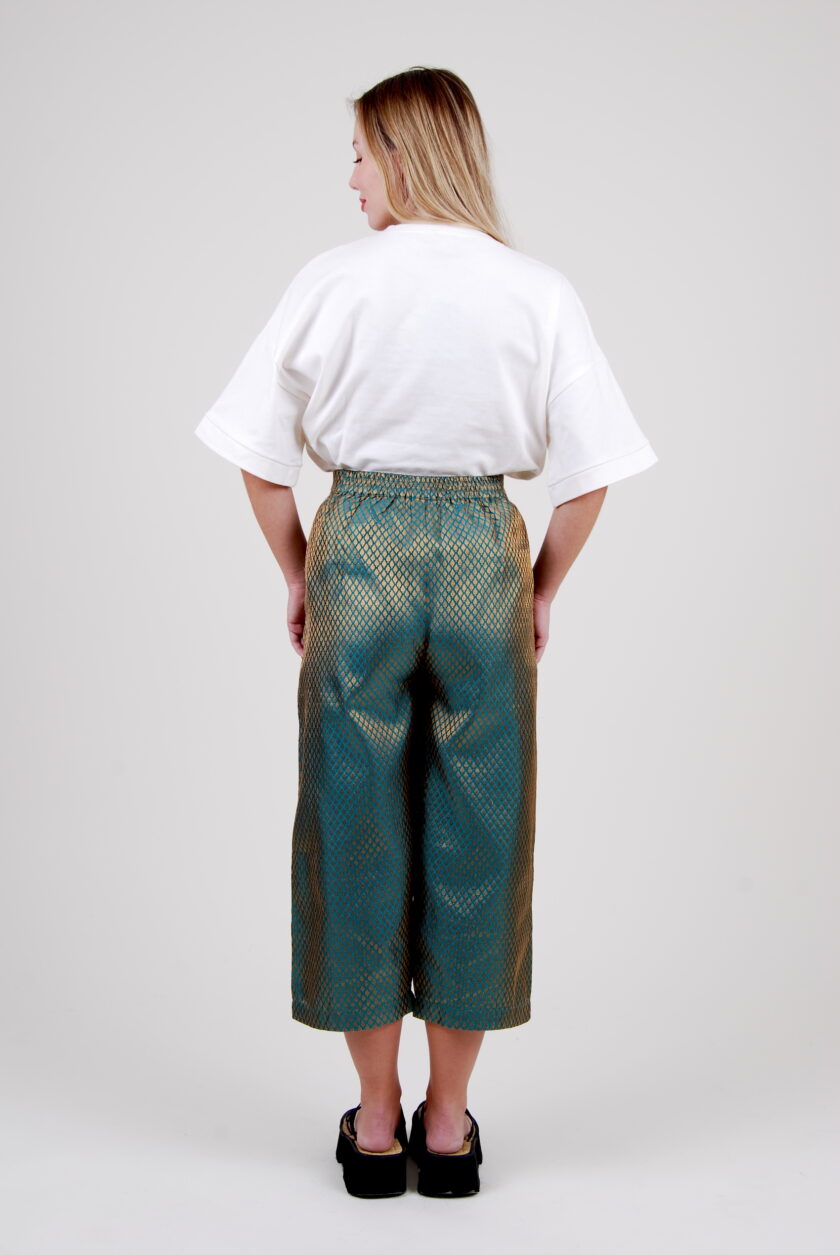 Le mannequin est de dos et porte le pantalon éco-responsable en polyester recyclé Aloa de la marque vegan Lo Neel